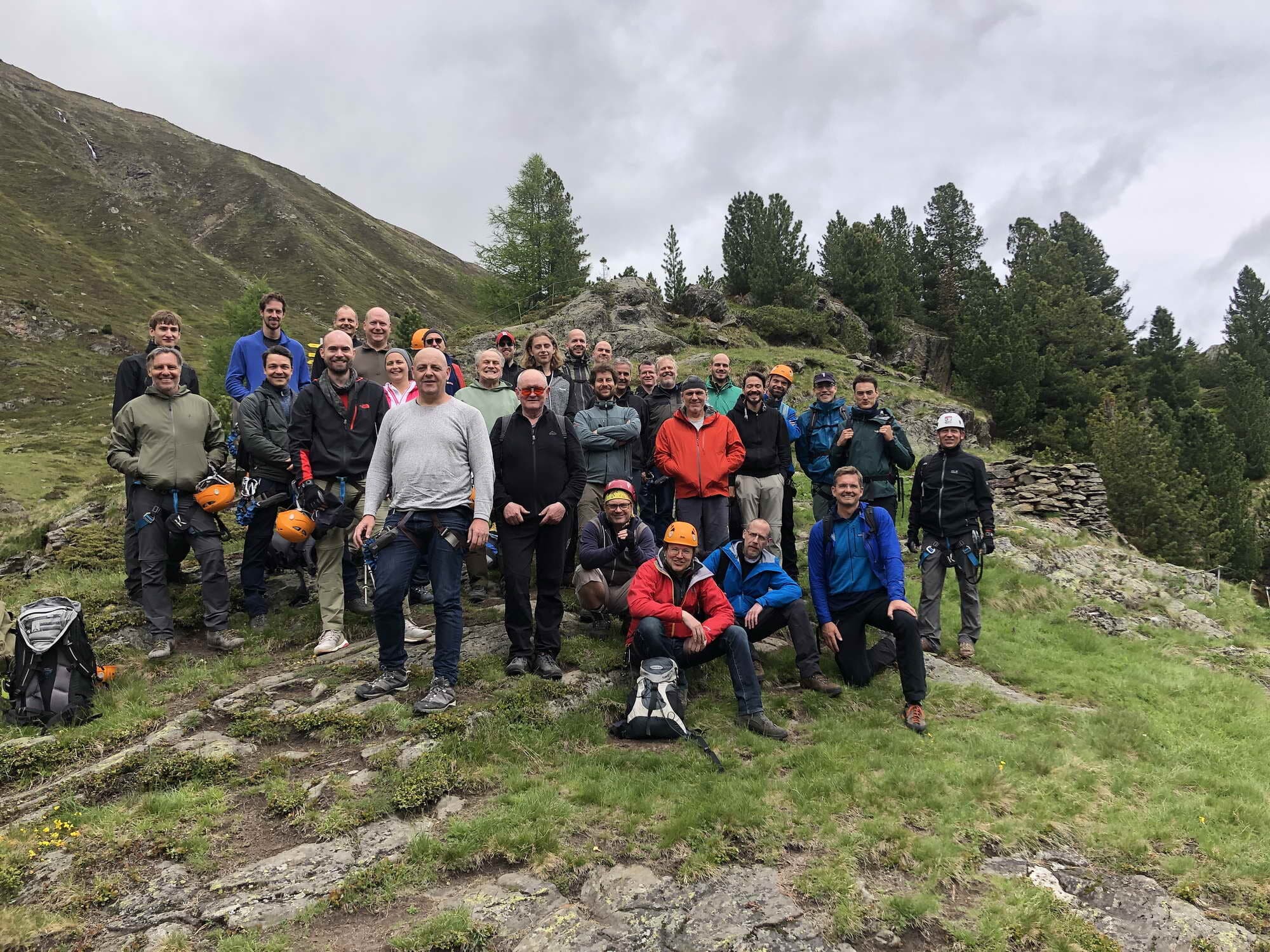 Teilnehmer des AlpenSalons stehen mit Kletterhelmen in der hochalpinen Landschaft von Obergurgl
