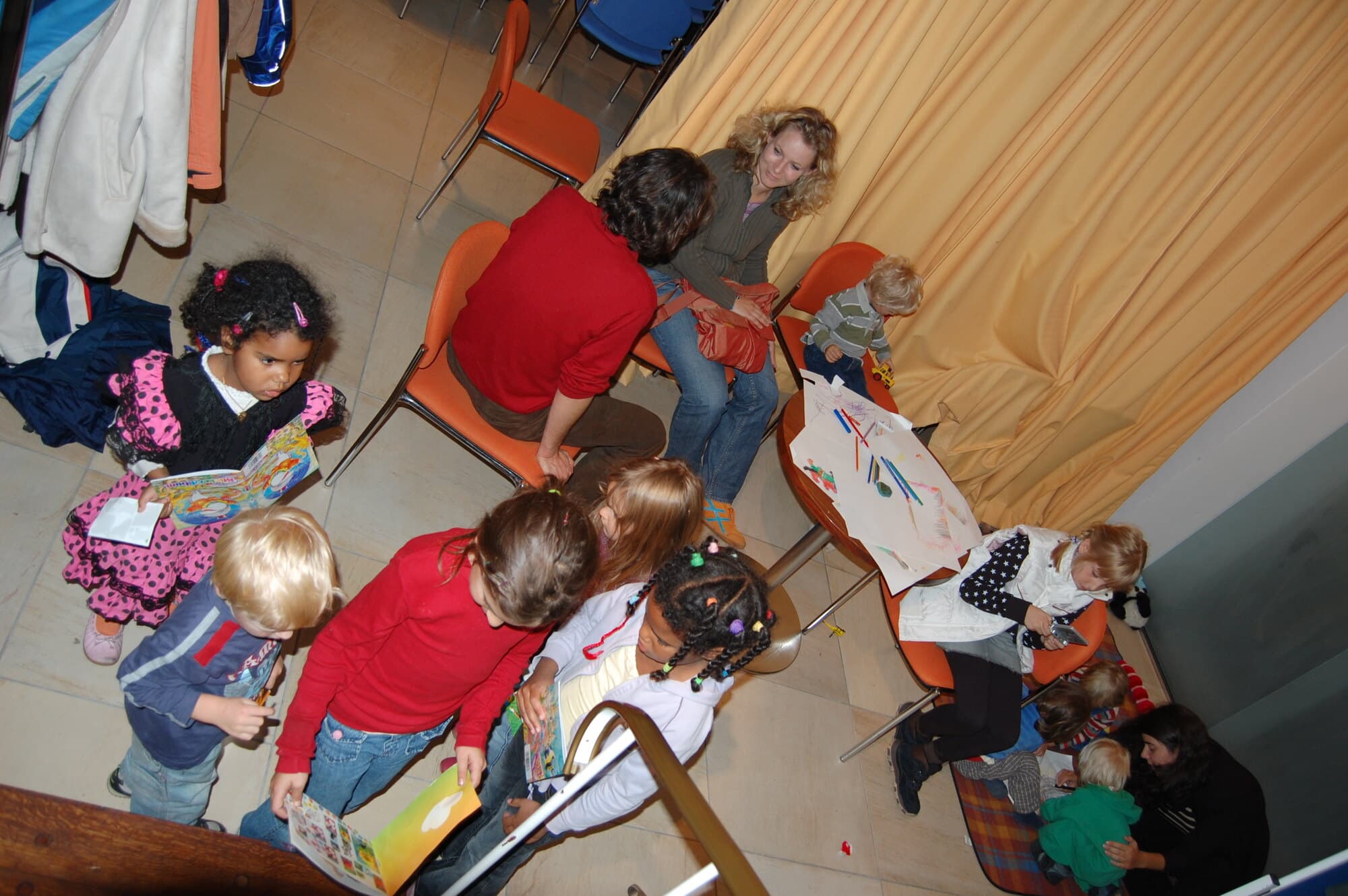 Kinder zeichnen, spielen und lesen während des Clubabends zur Bildungsfreiheit in Wien