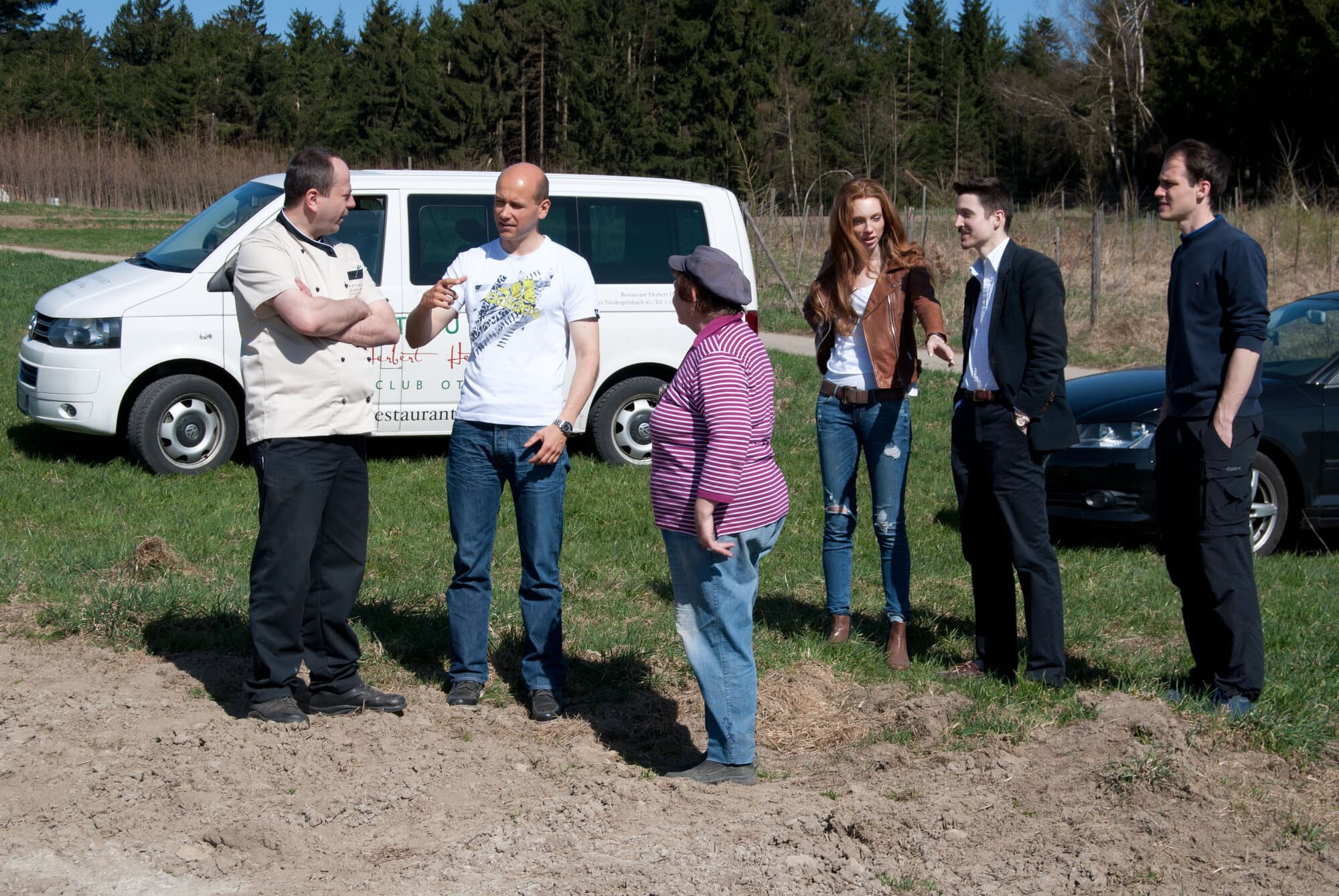 Junge CRAFTprobe-Teilnehmer stehen mit Praktikern an einem landwirtschaftlichen Feld