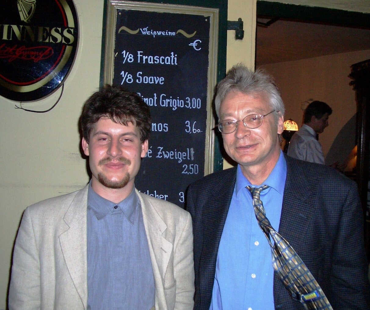 Rahim Taghizadegan steht bei einem Gesprächsabend in Wien neben Hans-Hermann Hoppe