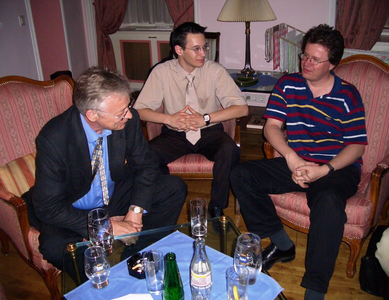 Hans-Hermann Hoppe im Gespräch mit Rahim Taghizadegan und einem weiteren Teilnehmer in Wien