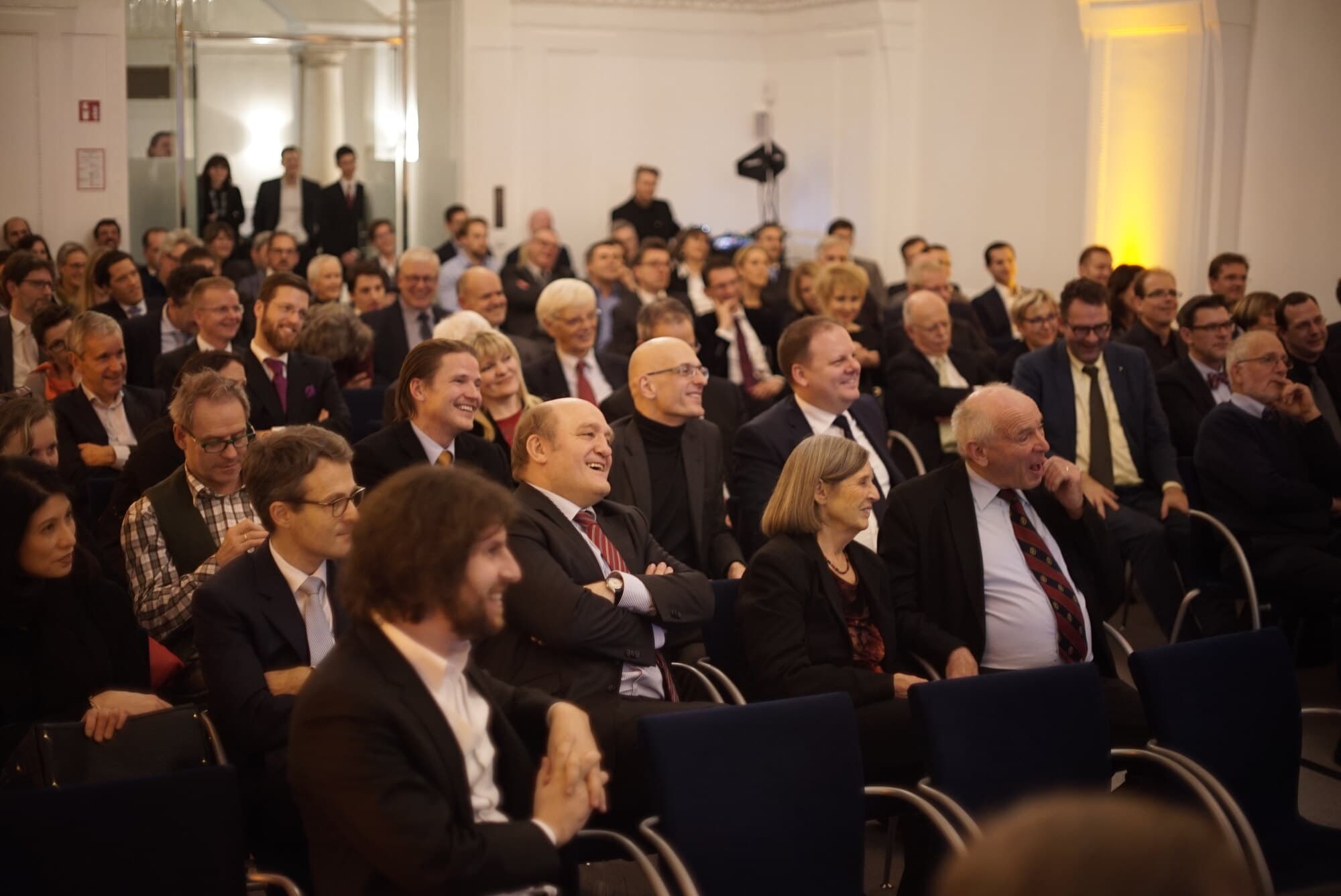 Ein dicht besetzter Saal lacht während des zehnjährigen scholarium-Jubiläums in der Österreichischen Nationalbibliothek