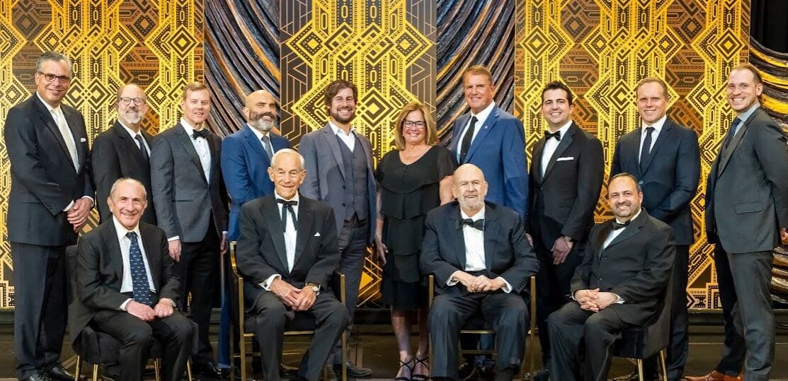Gruppenbild der Redner und Weggefährten beim 40-jährigen Jubiläum des Mises Institute; Rahim Taghizadegan steht in der Mitte