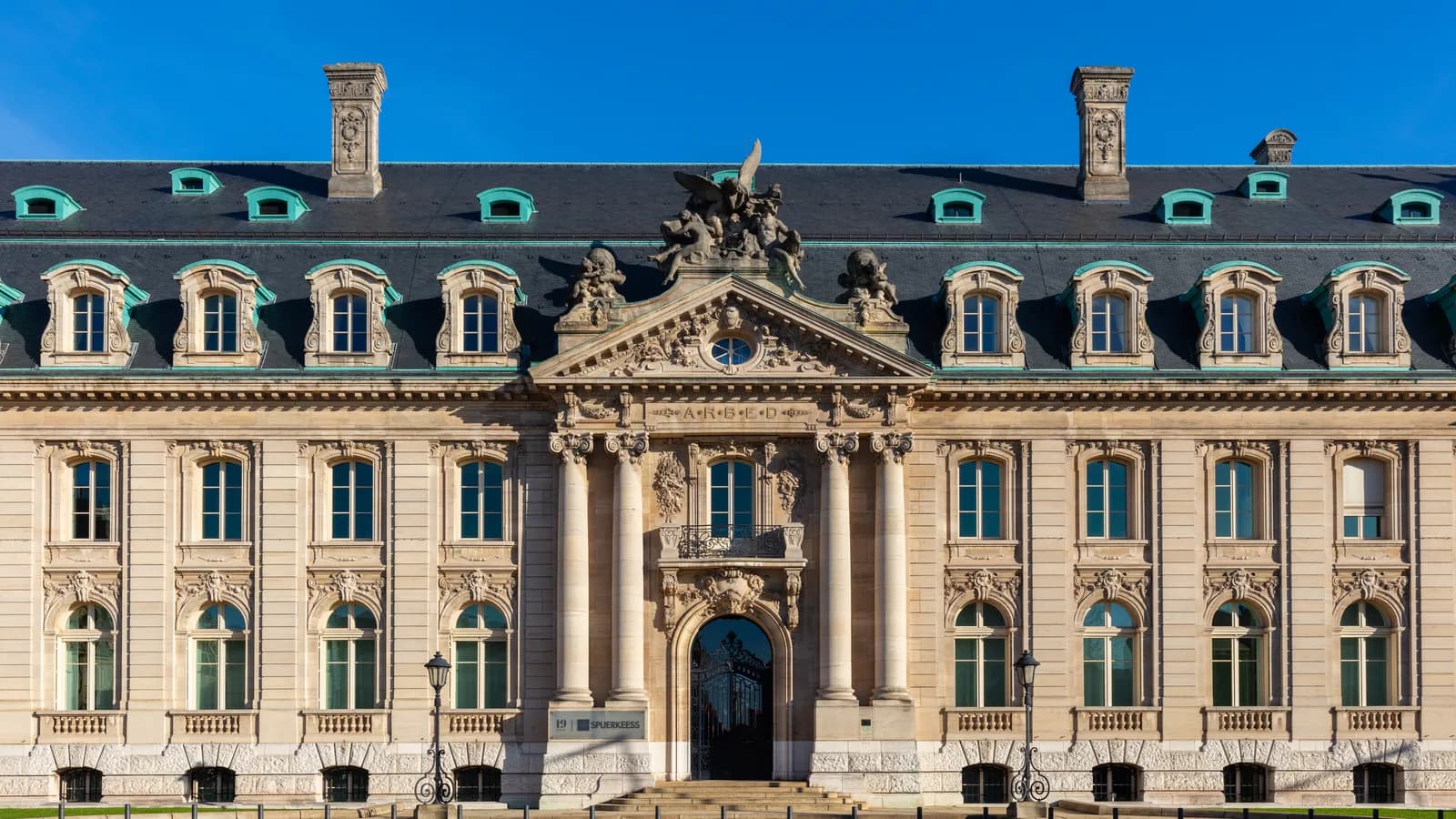 La fachada del palacio de ARBED en la avenida de la Liberté, con el nombre del grupo siderúrgico sobre el portal.