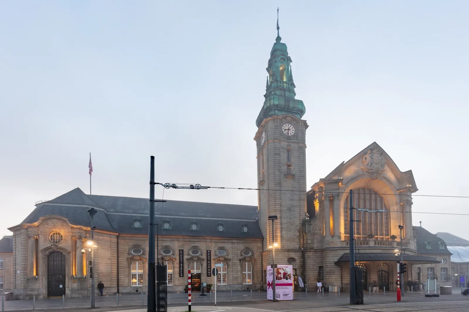 La estación central de Luxemburgo con su torre verde en la niebla matinal.